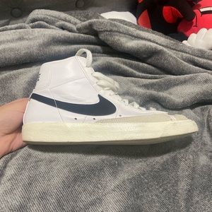 NIKE BLAZERS !! WOMAN 7.5